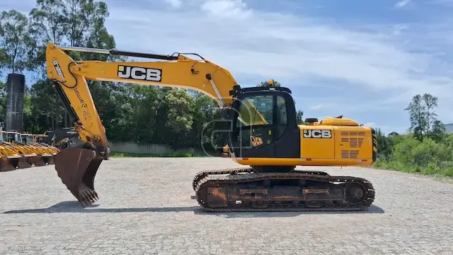 ESCAVADEIRA 20T JCB JS220LC