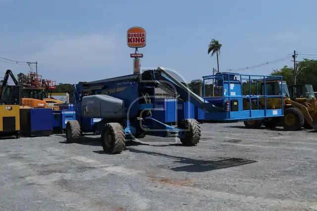 Plataforma Elevatória Articulada 40M GENIE Z-135