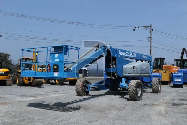 Plataforma Elevatória Articulada 40M GENIE Z-135