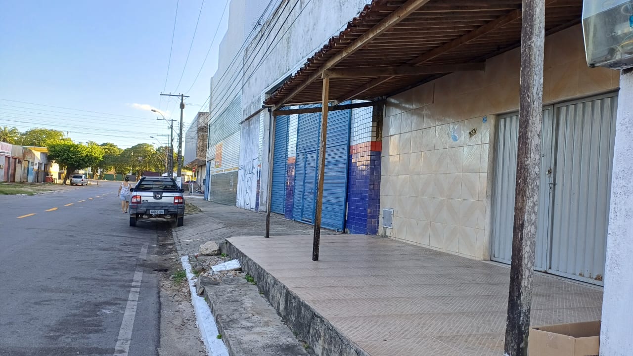 VENDO PONTO COMERCIAL COM CASA NA SANTA LÚCIA A 30MTS DA DURVAL DE GOIS MONTEIRO.